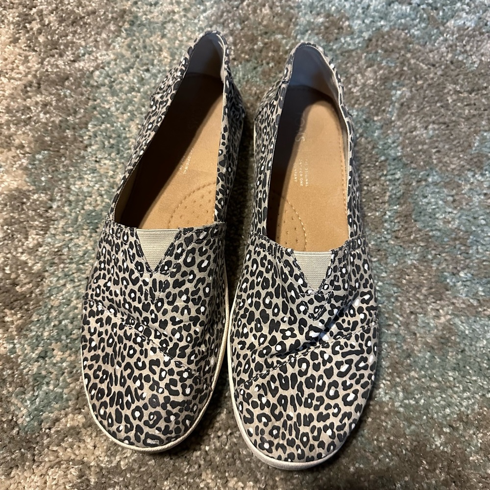 Toms snow leopard shoes